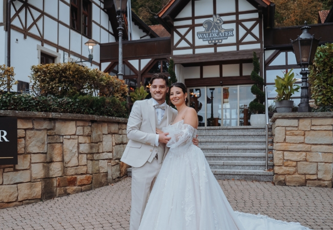 Ein paar bei einer Hochzeit im Waldkater in Rinteln
